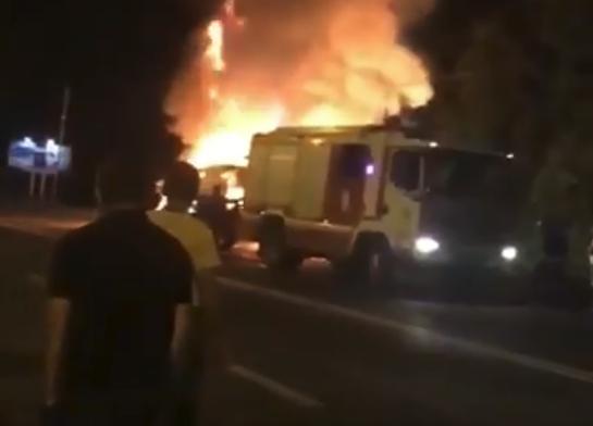 При въезде в Пятигорск сгорел микроавтобус. Видео